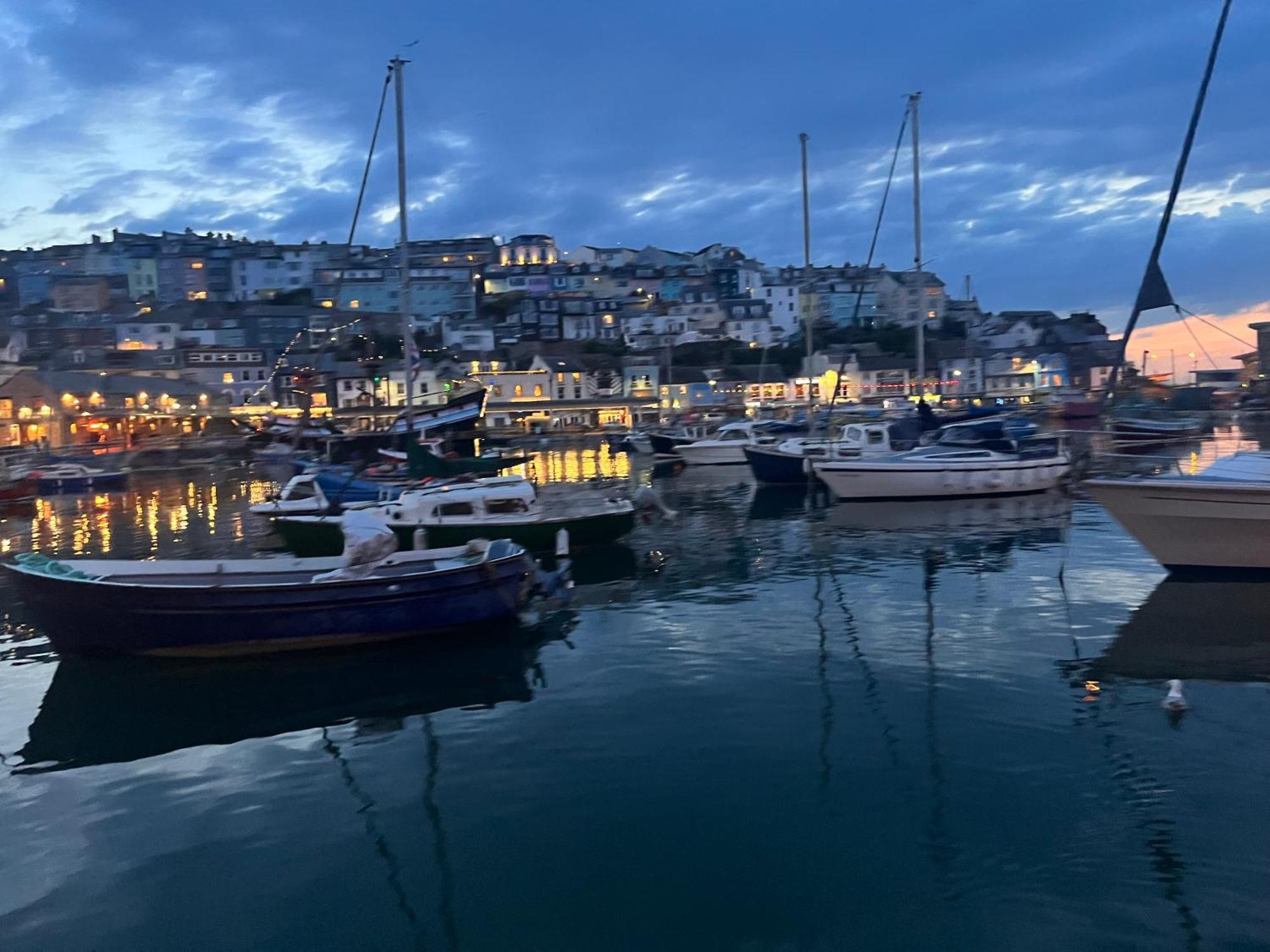 Captain'S Nook, Luxurious Victorian Apartment With Four Poster Bed And Private Parking Only 8 Minutes Walk To The Historic Harbour Brixham Extérieur photo