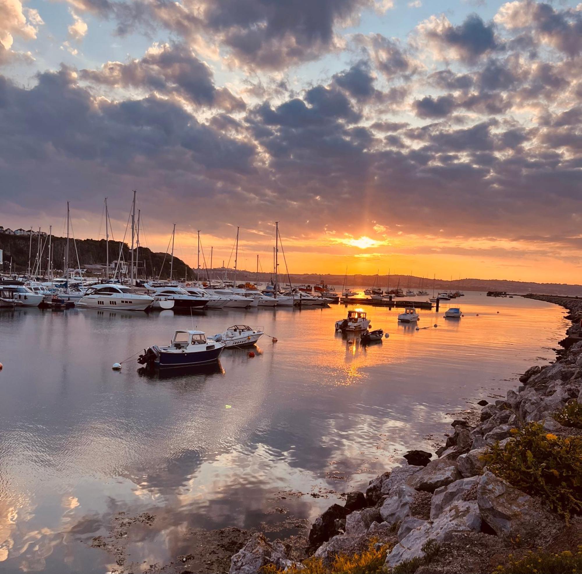 Captain'S Nook, Luxurious Victorian Apartment With Four Poster Bed And Private Parking Only 8 Minutes Walk To The Historic Harbour Brixham Extérieur photo