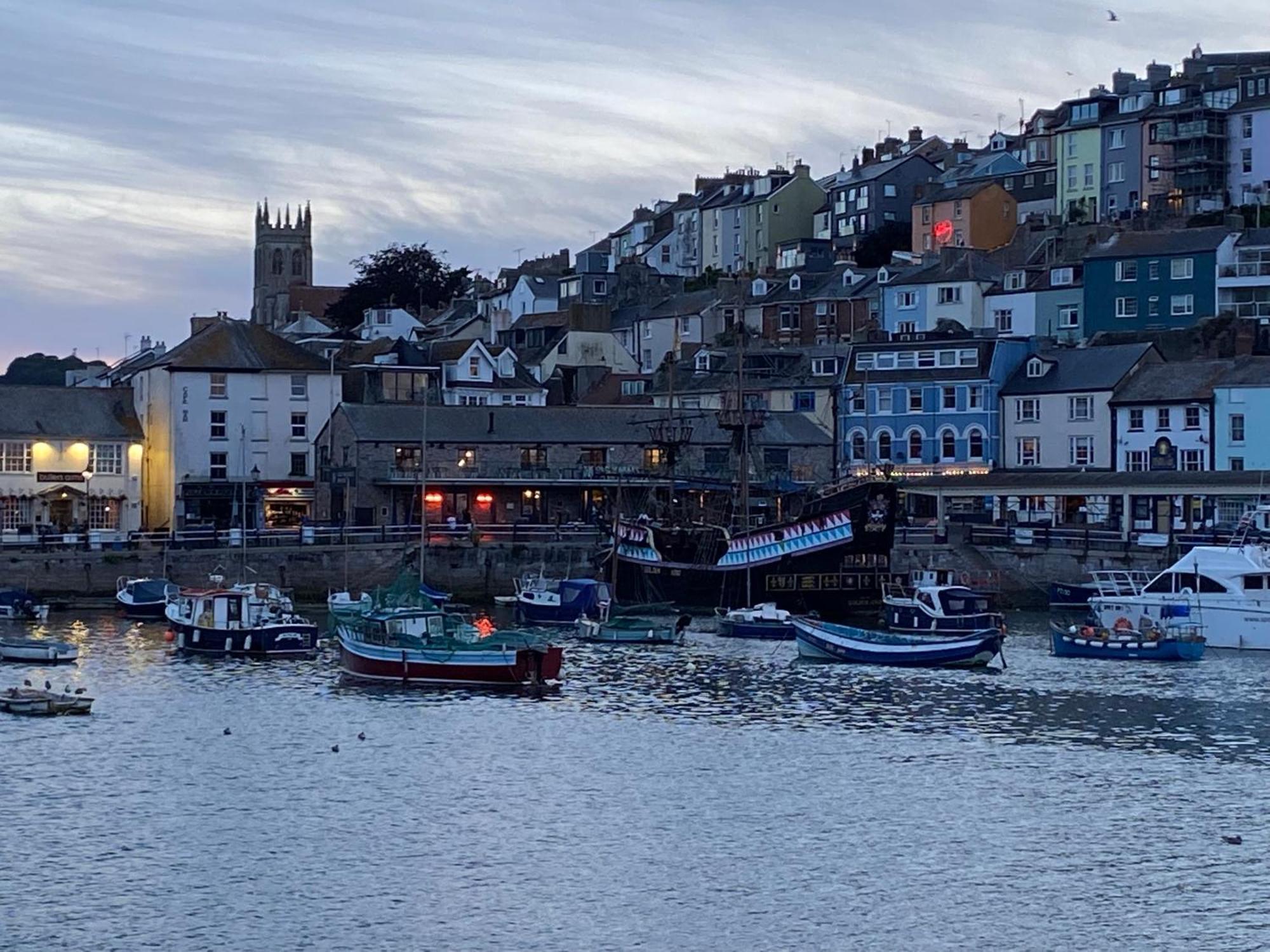 Captain'S Nook, Luxurious Victorian Apartment With Four Poster Bed And Private Parking Only 8 Minutes Walk To The Historic Harbour Brixham Extérieur photo